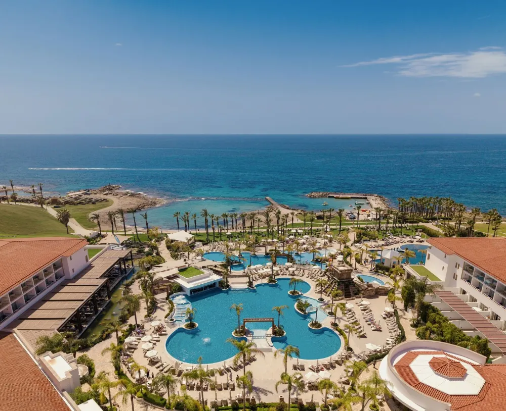Olympic Lagoon Resort in Paphos am Meer